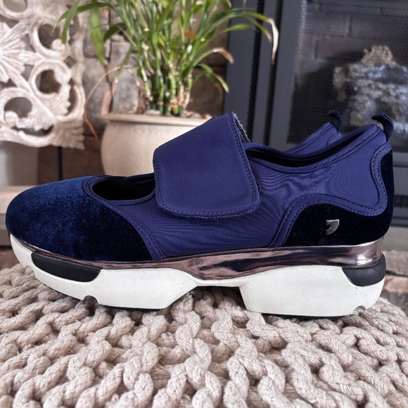 Gioseppo Women's SZ 7 Navy w/ White Sport Casual Happy Collection Velcro Top - Picture 1 of 16